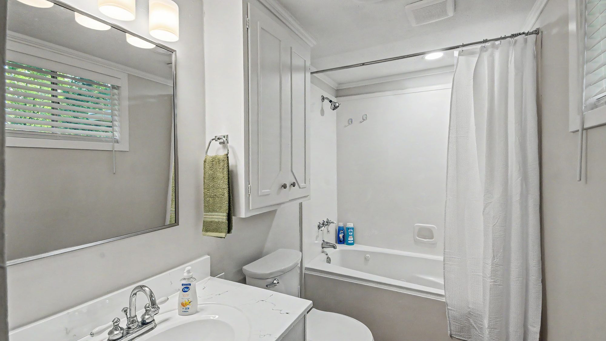Second full bathroom with tub